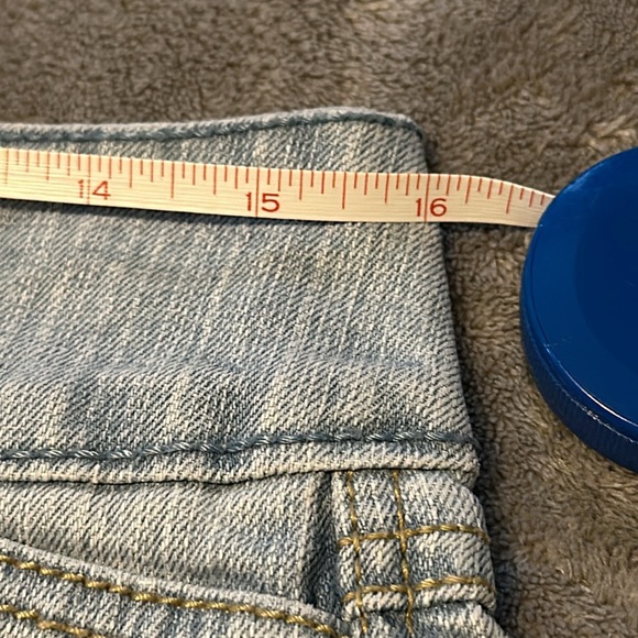 Size 9 super cute GLO light jeans shorts,wide belt loops,double pockets 🔥 - Picture 3 of 11